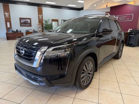 Used 2023 Nissan Pathfinder SL w/ SL Premium Package AWD/4WD image 3