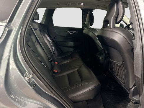 Used 2018 Volvo XC60 T6 Momentum w/ Convenience Package image 28