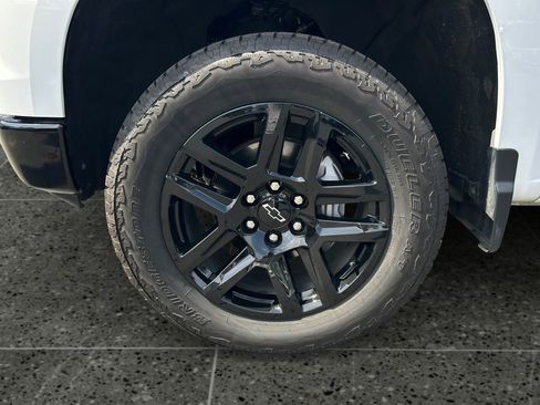 Used 2025 Chevrolet Silverado 1500 LT Trail Boss w/ Convenience Package II AWD/4WD image 4
