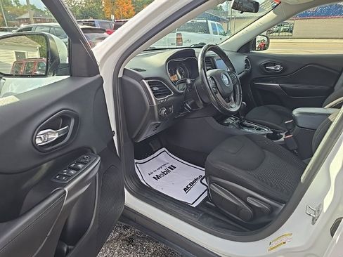 Used 2019 Jeep Cherokee Latitude w/ Cold Weather Group image 12