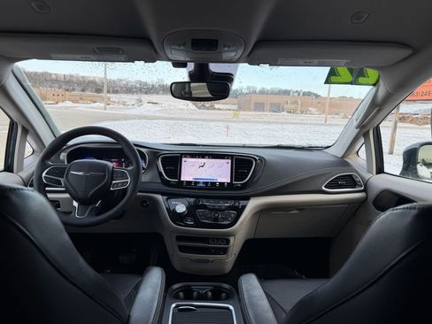 Used 2022 Chrysler Pacifica Touring-L image 22