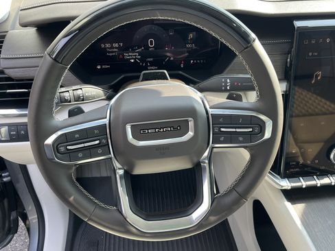 Used 2025 GMC Acadia Denali w/ Super Cruise Package FWD image 17