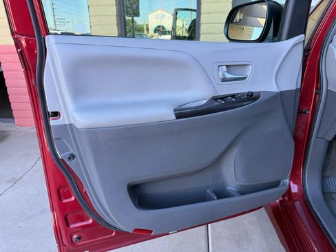 Used 2018 Toyota Sienna LE image 18
