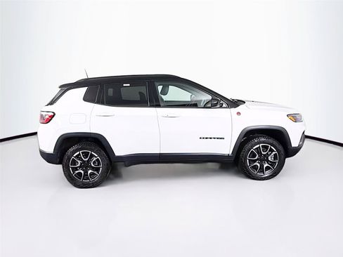 Used 2024 Jeep Compass Trailhawk w/ Trailhawk Convenience Group AWD/4WD image 8
