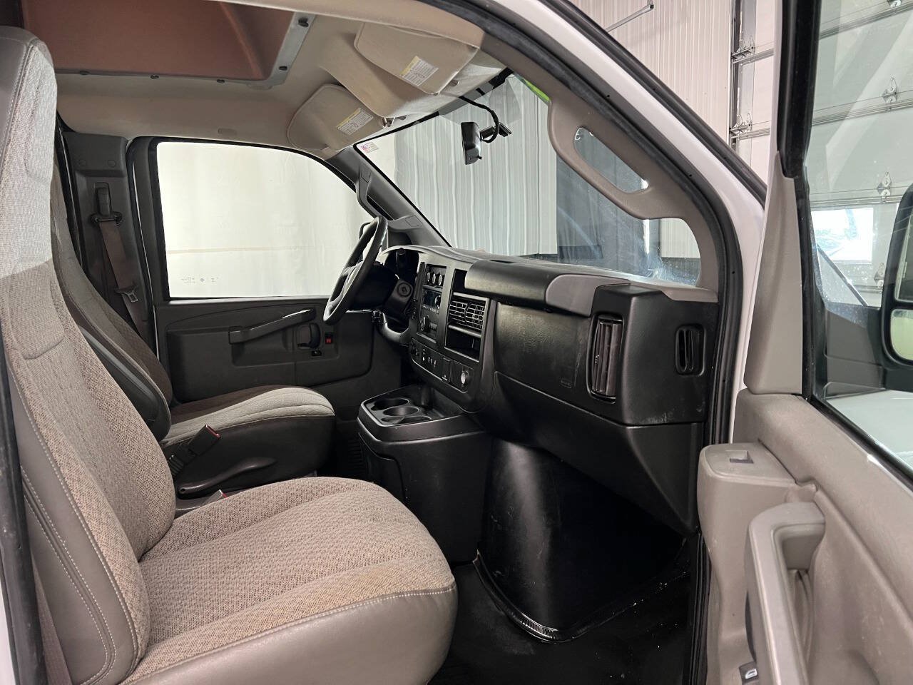Used 2018 Chevrolet Express 3500 w/ Power Convenience Package RWD image 8