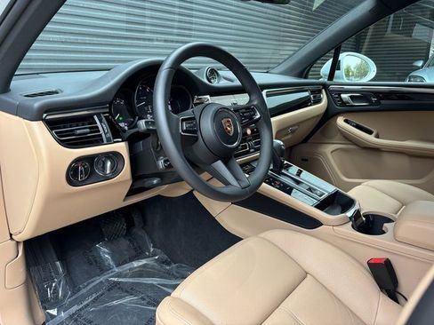 Certified 2025 Porsche Macan image 4