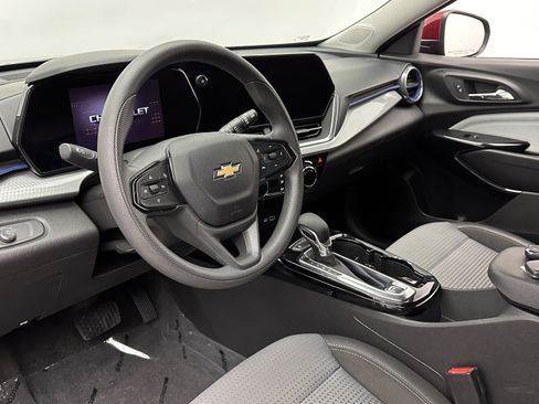 Used 2025 Chevrolet Trax LT FWD image 10