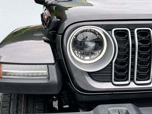 Used 2025 Jeep Wrangler Unlimited Sahara AWD/4WD image 29