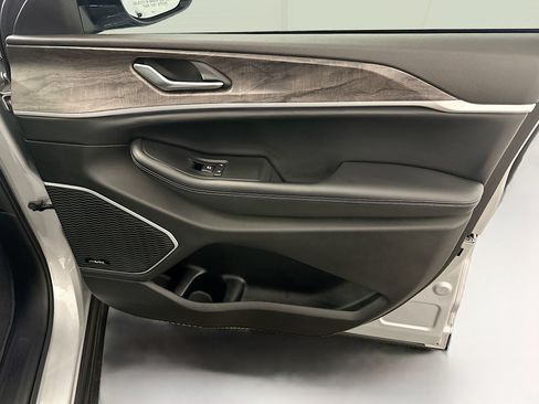 Used 2023 Jeep Grand Cherokee 4WD 4xe w/ Luxury Tech Group II image 33