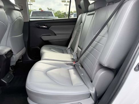 Used 2022 Toyota Highlander XLE AWD/4WD image 10
