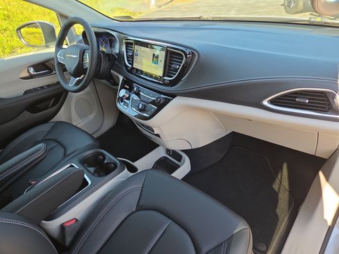 Used 2023 Chrysler Pacifica Touring-L AWD/4WD image 19