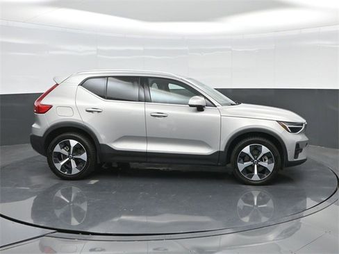 Used 2024 Volvo XC40 B5 Plus image 5