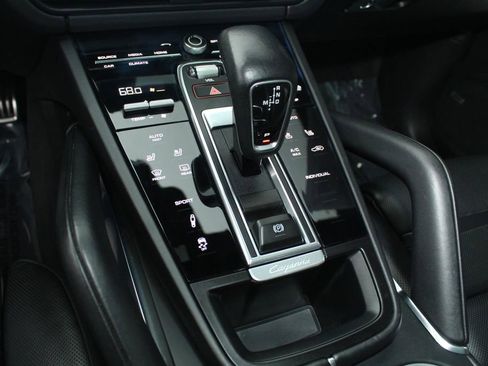 Used 2019 Porsche Cayenne Turbo AWD/4WD image 17