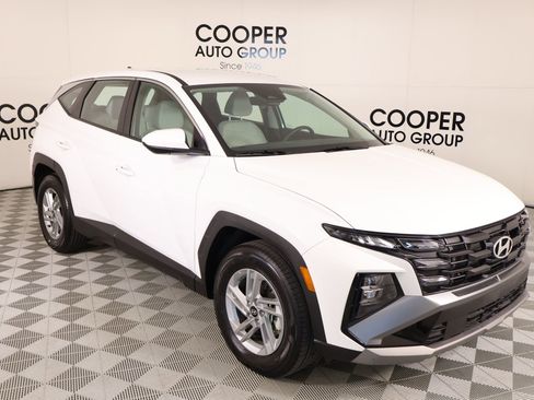 Certified 2025 Hyundai Tucson SE image 1