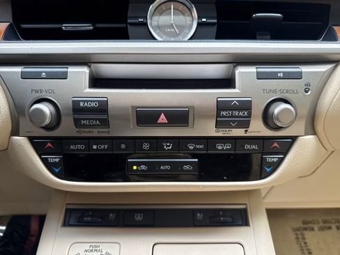 Used 2013 Lexus ES 300h w/ Luxury Pkg FWD image 18