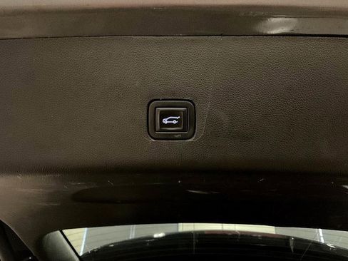 Used 2020 Chevrolet Traverse LT image 17