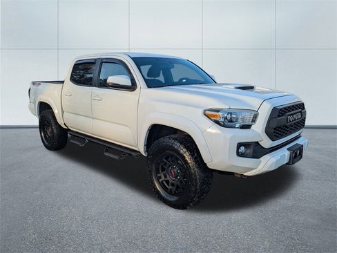 Used 2017 Toyota Tacoma TRD Sport image 1