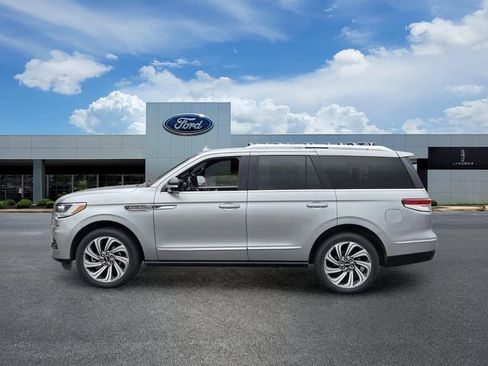 Used 2023 Lincoln Navigator Reserve AWD/4WD image 2