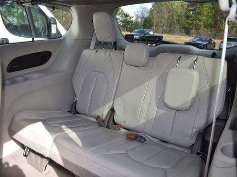 Used 2020 Chrysler Pacifica Touring-L Plus w/ Tire & Wheel Group image 30