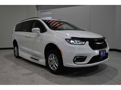 Used 2022 Chrysler Pacifica Touring-L FWD image 3