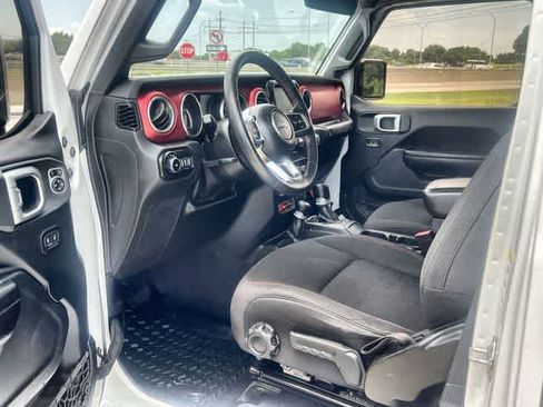 Used 2018 Jeep Wrangler Unlimited Rubicon AWD/4WD image 3