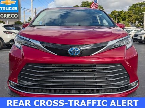 Used 2024 Toyota Sienna Limited image 2