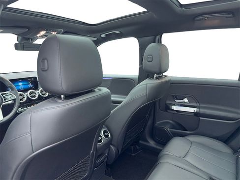 Used 2022 Mercedes-Benz GLB 250 image 41