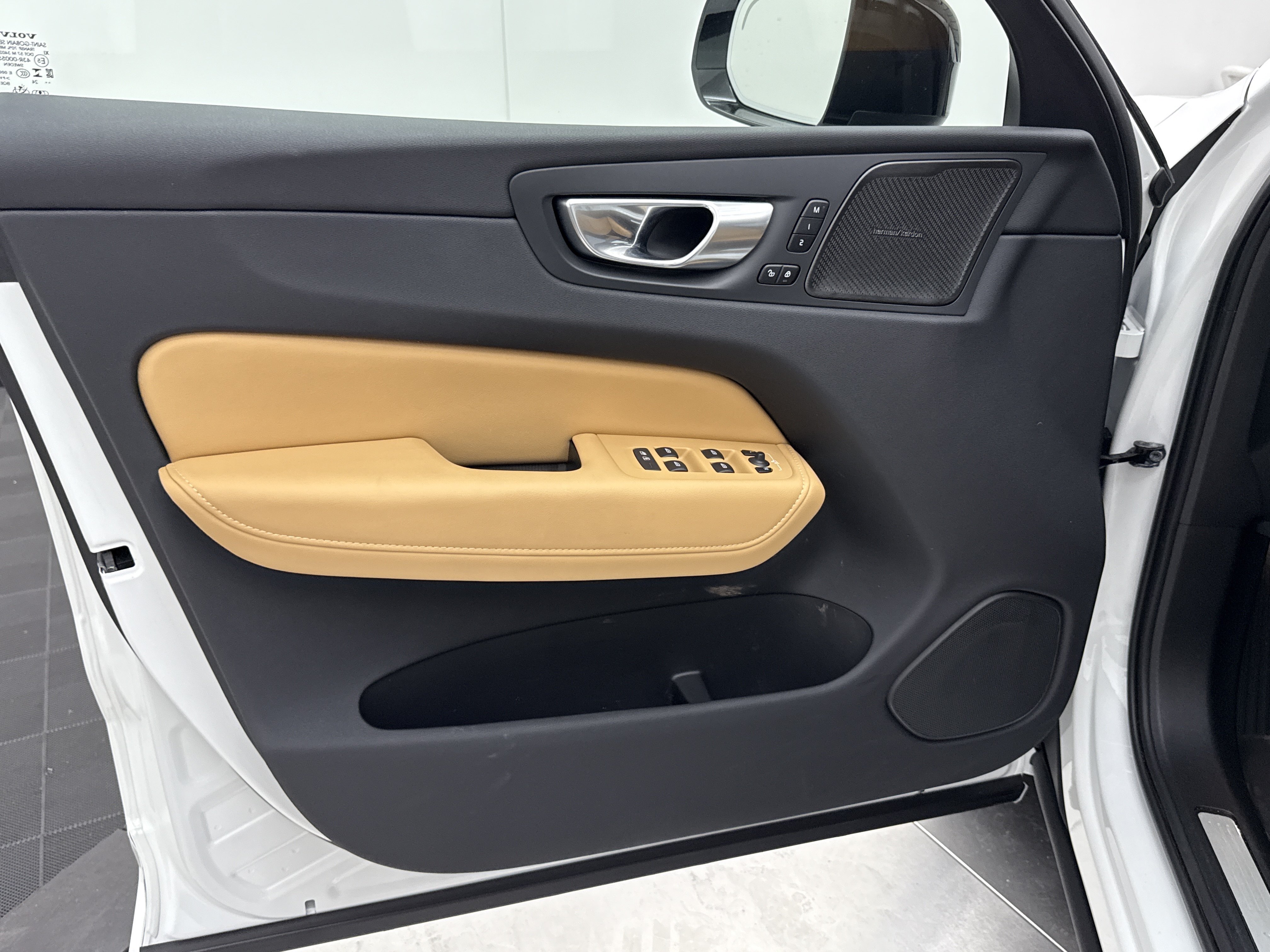 Certified 2025 Volvo XC60 B5 Ultra w/ Protection Package Premier AWD/4WD image 11