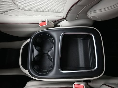 Used 2017 Chrysler Pacifica Limited w/ UConnect Theater Package FWD image 19