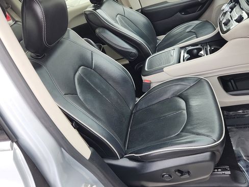 Used 2023 Chrysler Pacifica Limited image 33