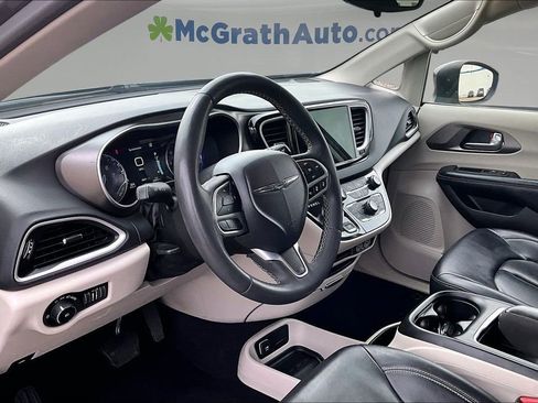 Used 2023 Chrysler Pacifica Touring-L FWD image 16