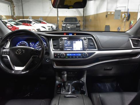 Used 2019 Toyota Highlander XLE AWD/4WD image 33