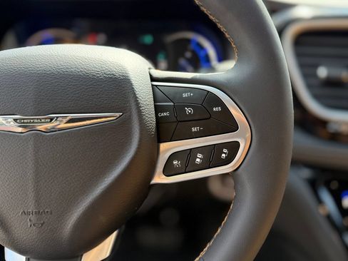 Used 2023 Chrysler Pacifica Pinnacle FWD image 26
