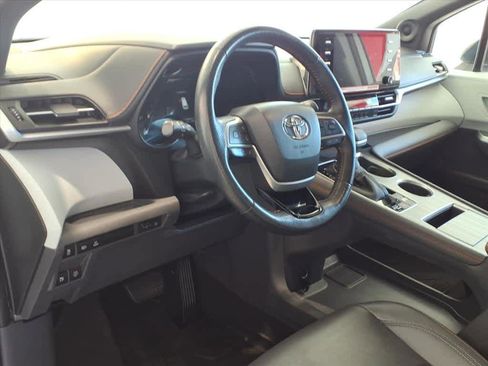Used 2022 Toyota Sienna XSE image 9