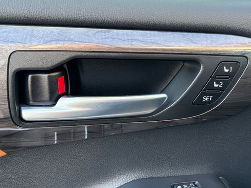 Used 2024 Toyota Highlander Platinum image 9