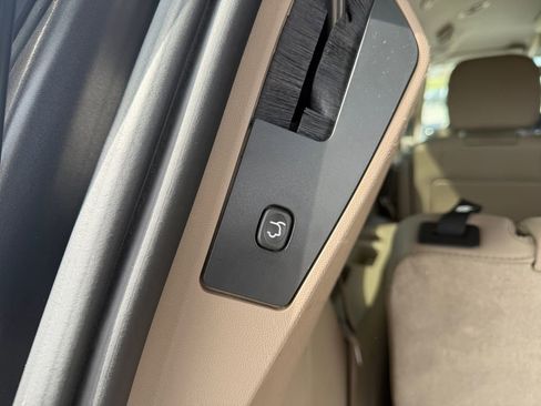 Used 2016 Chrysler Town & Country Touring image 15