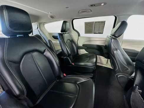 Used 2022 Chrysler Pacifica Touring-L FWD image 27