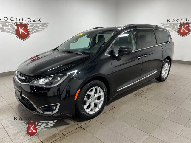 Used 2017 Chrysler Pacifica Touring-L Plus w/ Uconnect Theatre Group FWD image 3