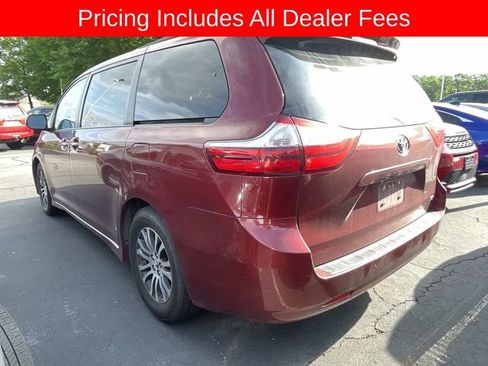 Used 2019 Toyota Sienna XLE w/ XLE Navigation Package FWD image 3