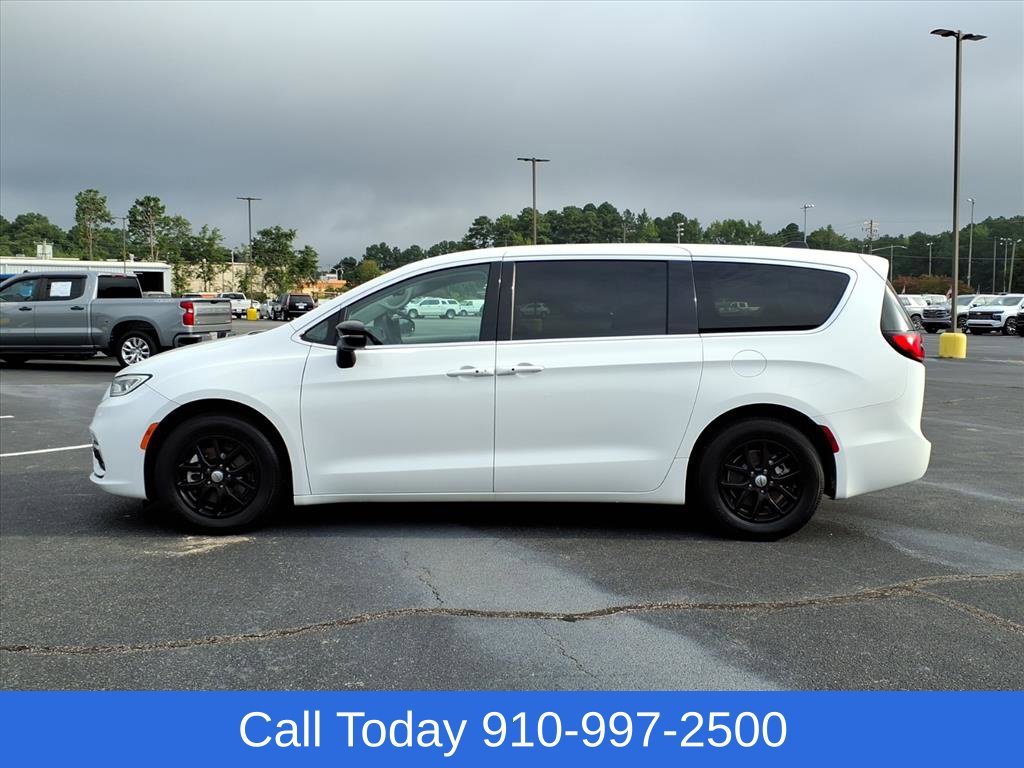 Used 2024 Chrysler Pacifica Touring-L FWD image 4
