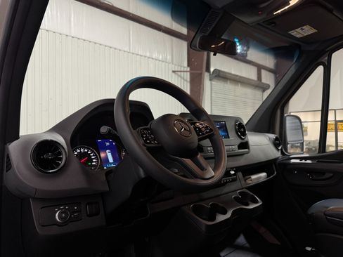 Used 2022 Mercedes-Benz Sprinter 2500 image 4