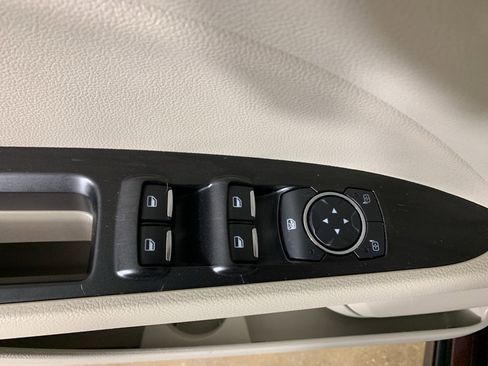 Used 2017 Ford Fusion SE w/ Fusion SE Technology Package image 18