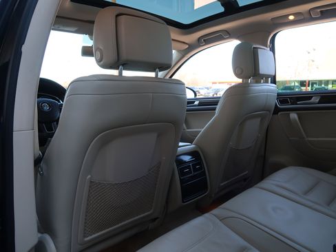 Used 2014 Volkswagen Touareg Executive image 33