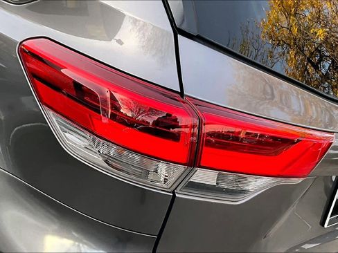 Used 2017 Toyota Highlander LE image 26