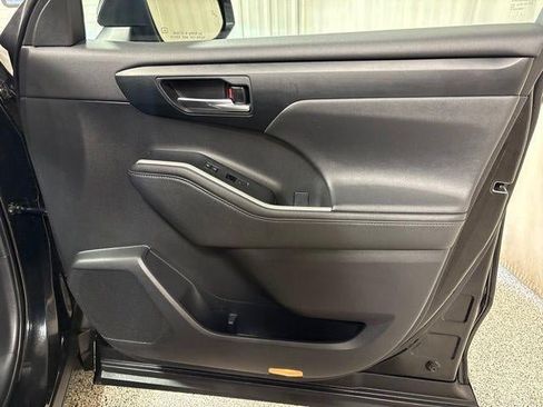 Used 2021 Toyota Highlander XLE AWD/4WD image 23