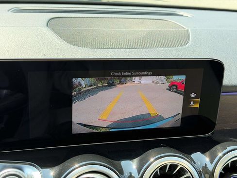 Used 2023 Mercedes-Benz GLB 250 w/ Premium Package image 21