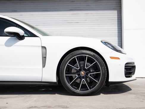 Certified 2023 Porsche Panamera 4 Platinum Edition image 9