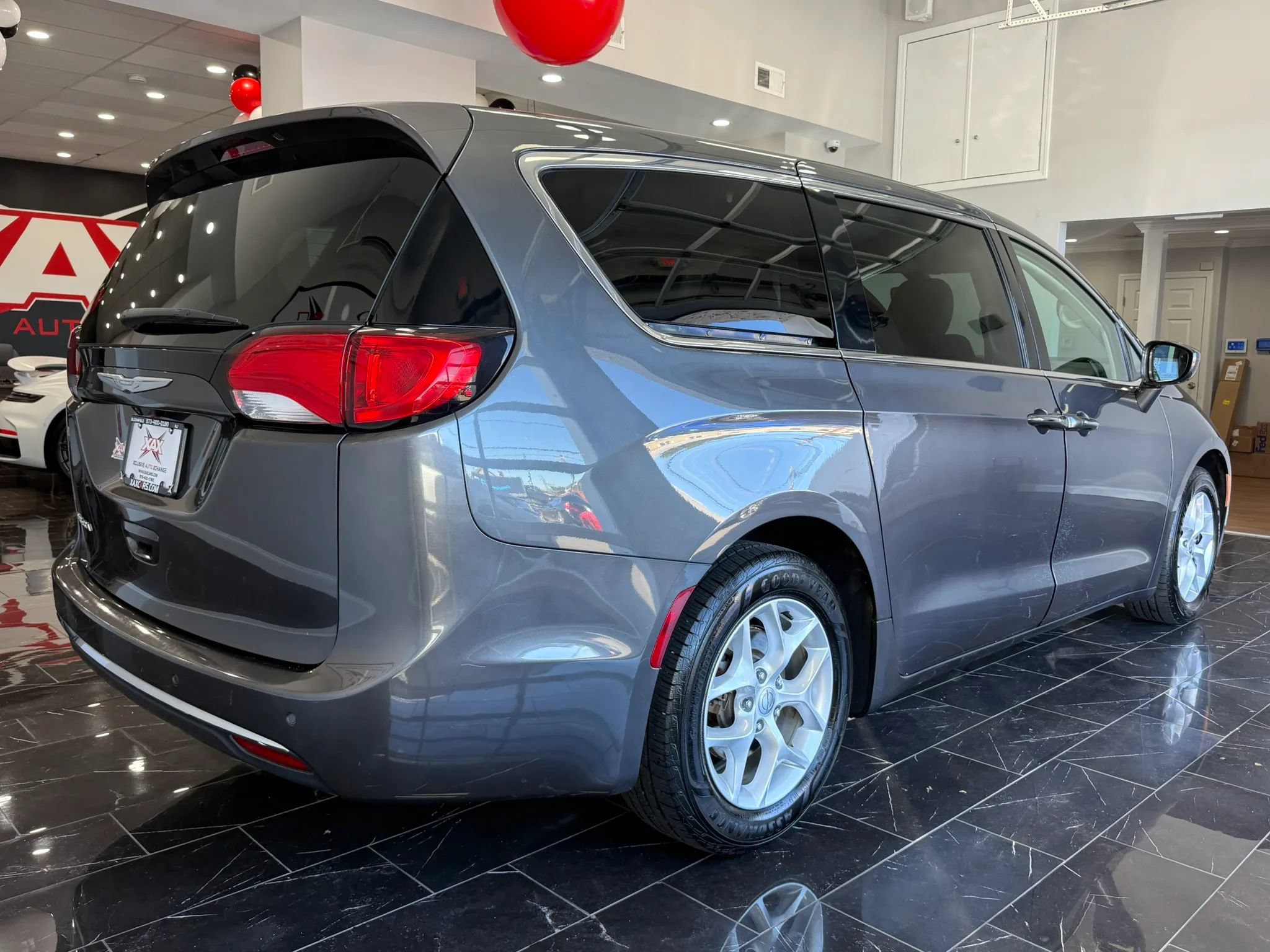 Used 2018 Chrysler Pacifica Touring Plus w/ Tire & Wheel Group FWD image 46