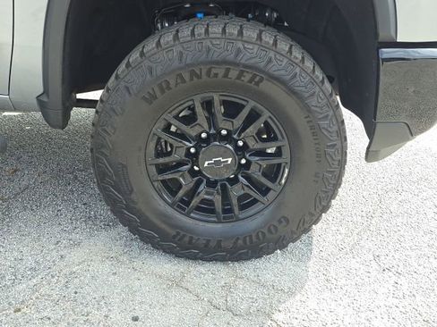 Used 2025 Chevrolet Silverado 2500 ZR2 w/ Technology Package image 13