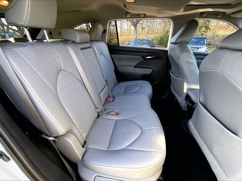 Used 2021 Toyota Highlander XLE image 20